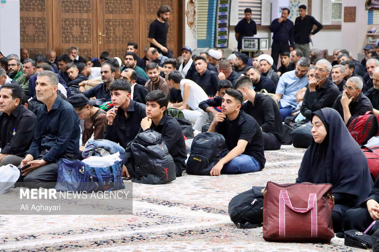 Pilgrims from Urmia en route to attend Leader's funeral