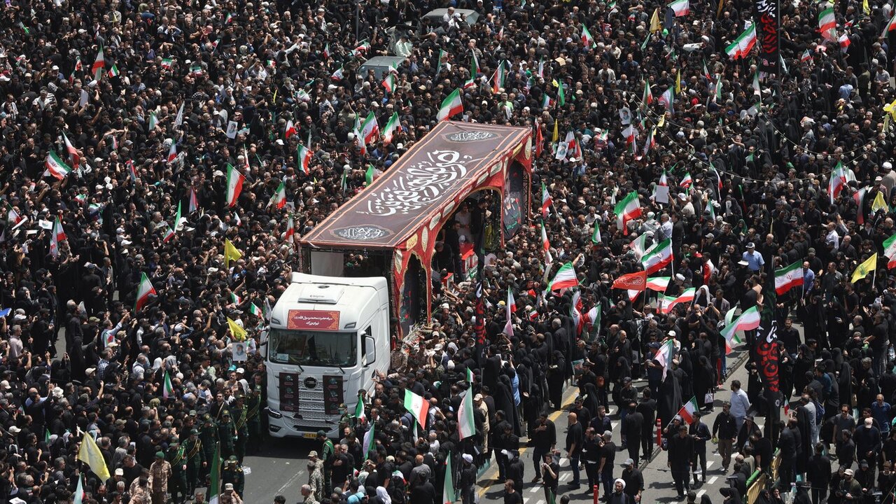 VIDEO: Convoy carrying body of martyred Leader in Tehran