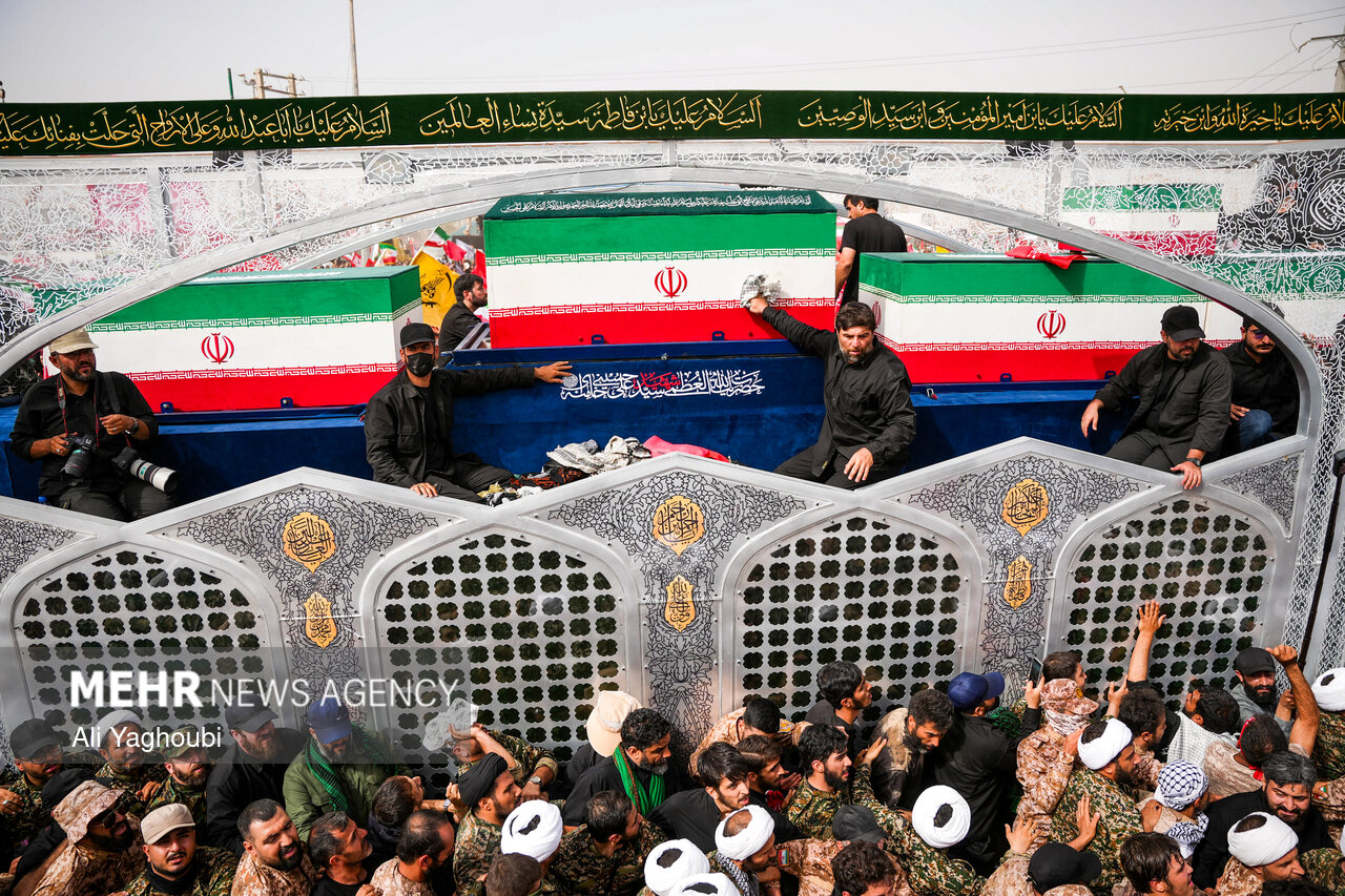 Martyred Leader's coffin warmly welcome in Najaf