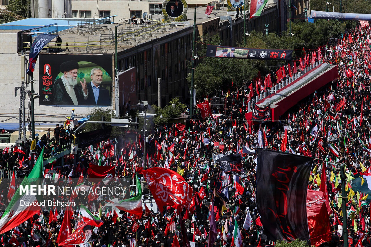 Funeral procession for martyred Leader begins in Mashhad