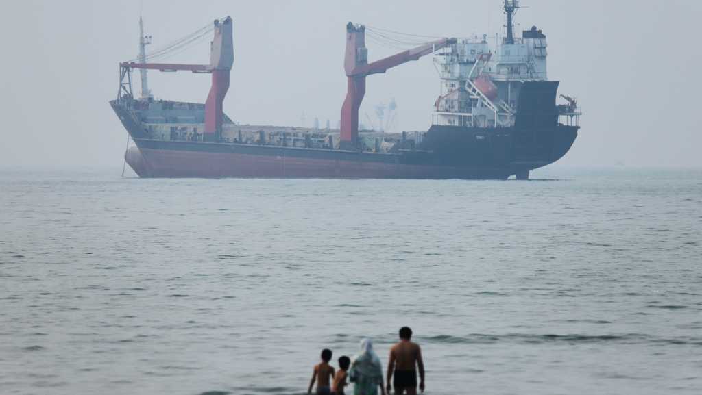 US and Iran vie for Strait of Hormuz in latest attacks