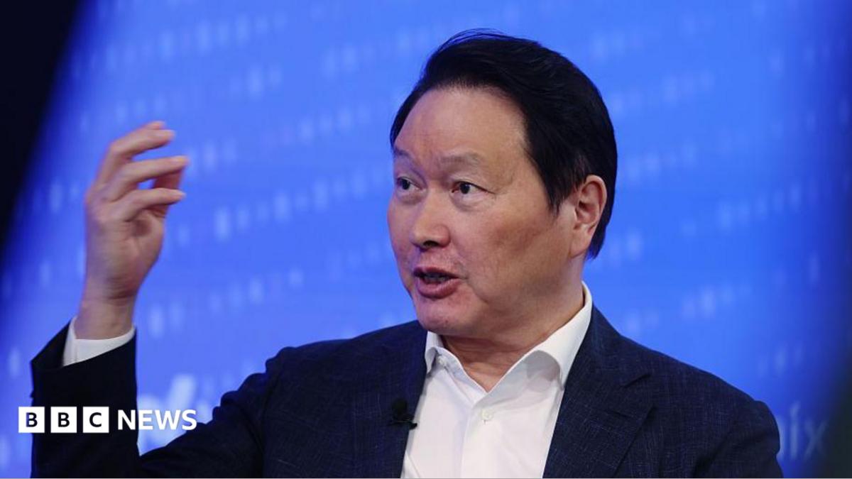 SK Group: Tech titan Chey Tae-won ordered to pay ex-wife $644m in divorce settlement