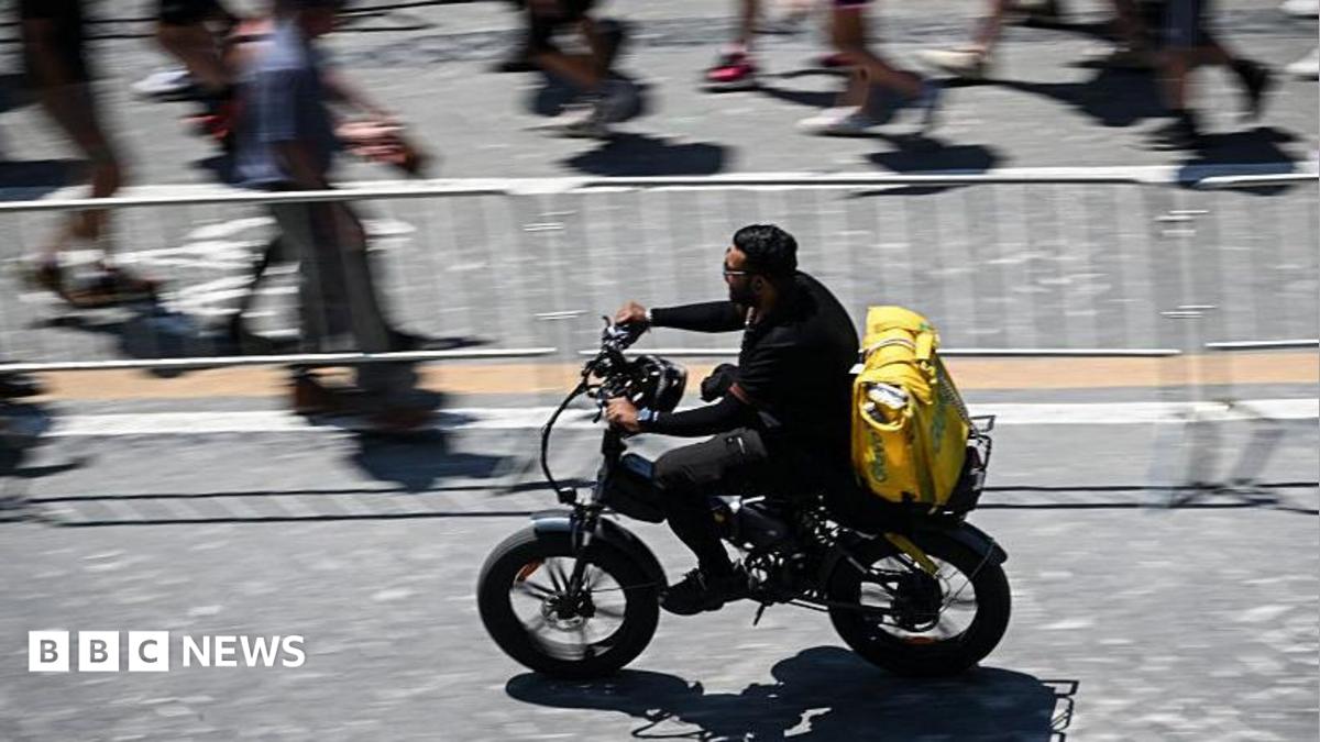 Heatwave prompts Italy’s delivery riders to strike for extra rights