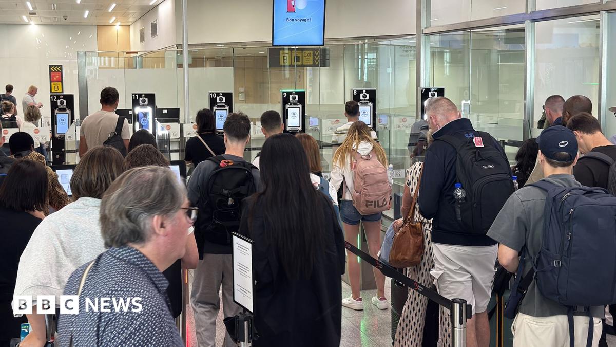 EU border delays ‘not bearable’ over summer, warns airport boss